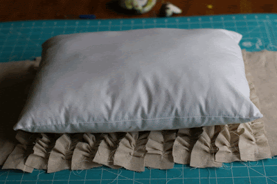 How to make an easy ruffled pillow.