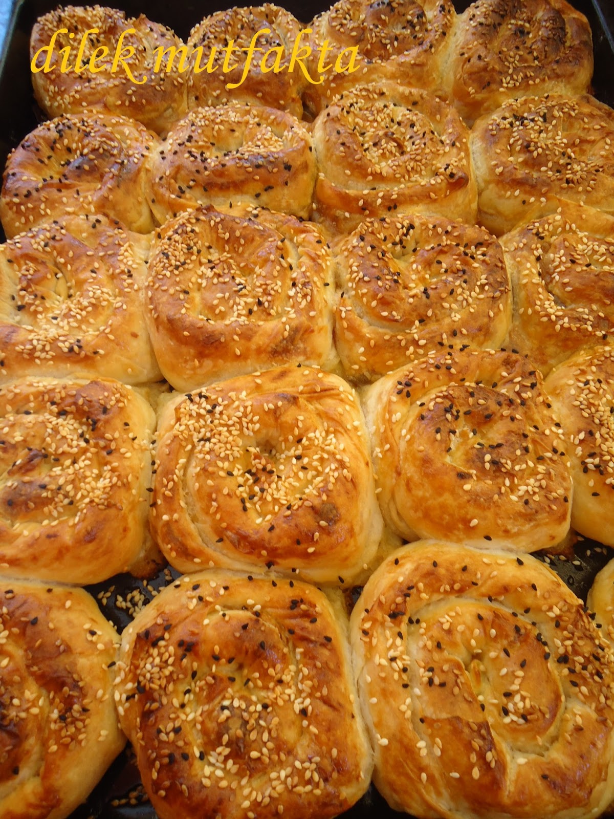 DİLEK MUTFAKTA PATLICANLI GÜL BÖREK