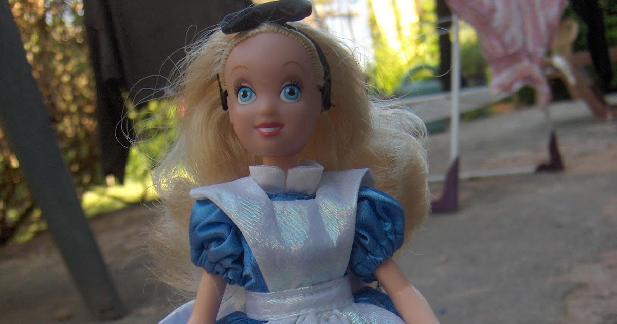 Le monde des poupées Disney Poupée Alice au pays des merveilles