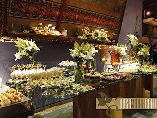 Mesa de doces mesa vidro base de madeira, arranjo flores brancas, toppers, velas ,casamento