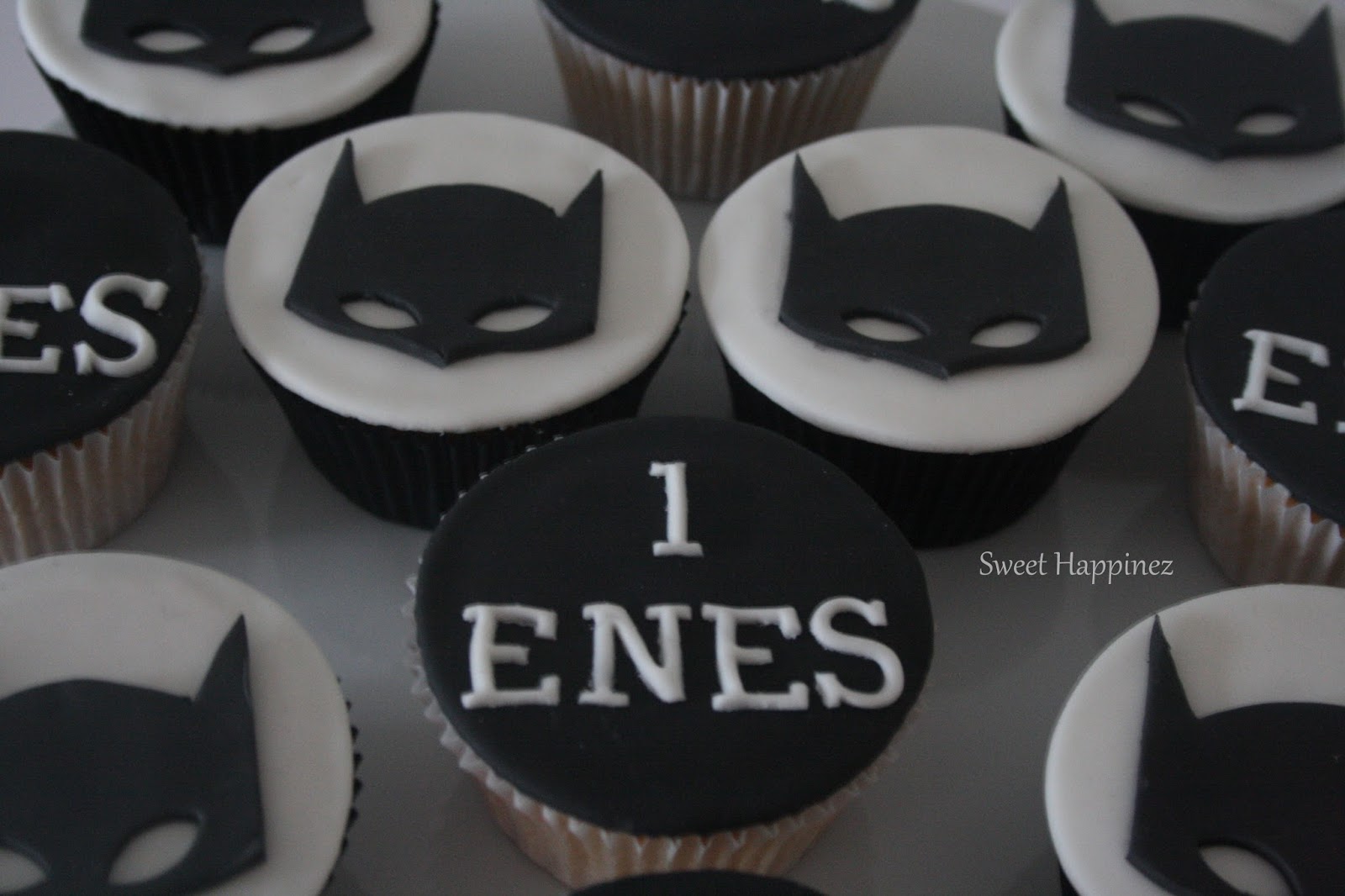 http://1.bp.blogspot.com/-Uj5pcV58VT8/VqUphVpPvQI/AAAAAAAAGOI/y0edQgB6FgY/s1600/Batman%2BCupcakes%2B1.JPG