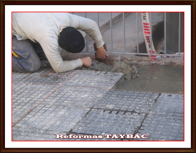 TAYBAC: Colocación de baldosas en vereda