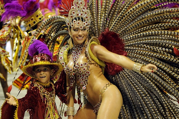 http://1.bp.blogspot.com/-UnBFsCFgDhs/Tj5NN50GCnI/AAAAAAAAAVI/-aw21gwuojc/s1600/Rio-de-Janeiro-Carnival-Brazil_Colourful-festival_5600.jpg