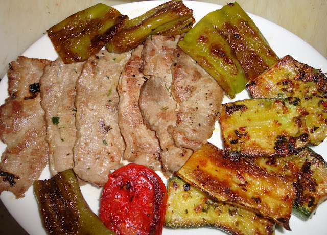 FUENTE DE CARNE CON BERENJENAS, PIMIENTOS, TOMATES Y CALABACÍN ASADOS A LA PLANCHA