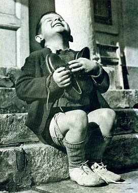 WERFEL (AUSTRIA) 6 AÑOS HUÉRFANO RECIBE PRIMER PAR DE ZAPATOS NUEVOS DE CRUZ ROJA AMERICANA (1946)