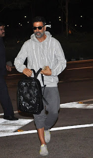 Akshay Kumar Snapped at Mumbai Airport Last Night While Leaving For Shoot of Singh