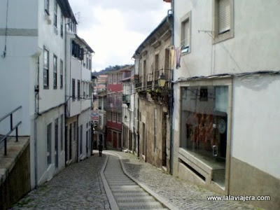 Empinadas callejuelas del barrio alto de Lamego Barrio Alto Ciudadela Lamego, Portugal