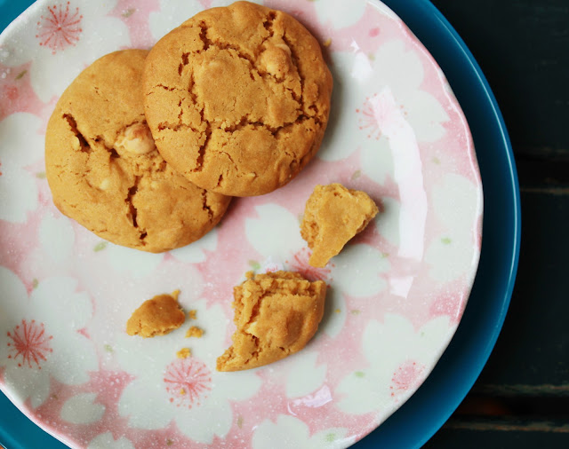 caramel cookies with white chocolate and macadamia