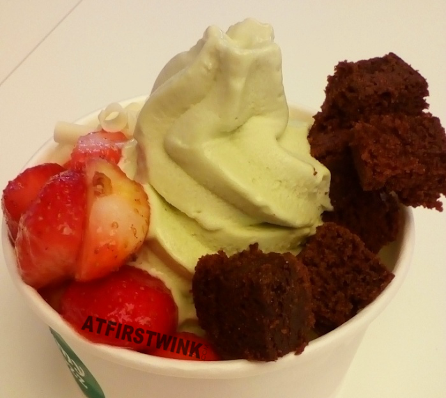 Review: Frozz matcha green tea frozen yogurt with strawberries, brownies, white chocolate curls