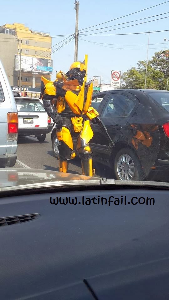 Bumblebee en Perú - Los Transformers invaden calles de Lima