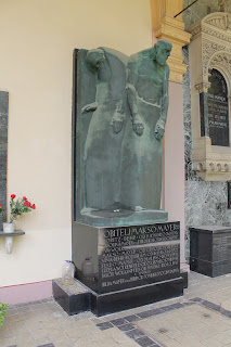 Spomenik obitelji Mayer - Robert Frangeš Mihanović