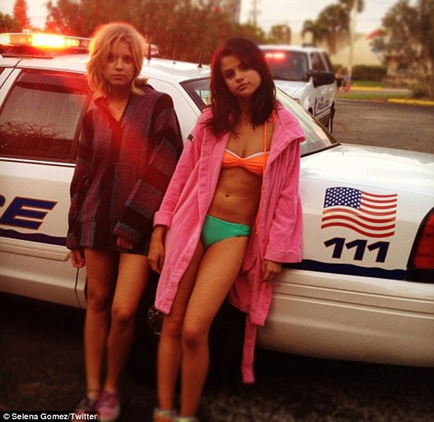 Photo gallery - Σελίδα 2 Selena+Gomez+Gets+Arrested+On+Spring+Breakers