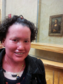 Carly Findlay in front of the Mona Lisa, the Louvre