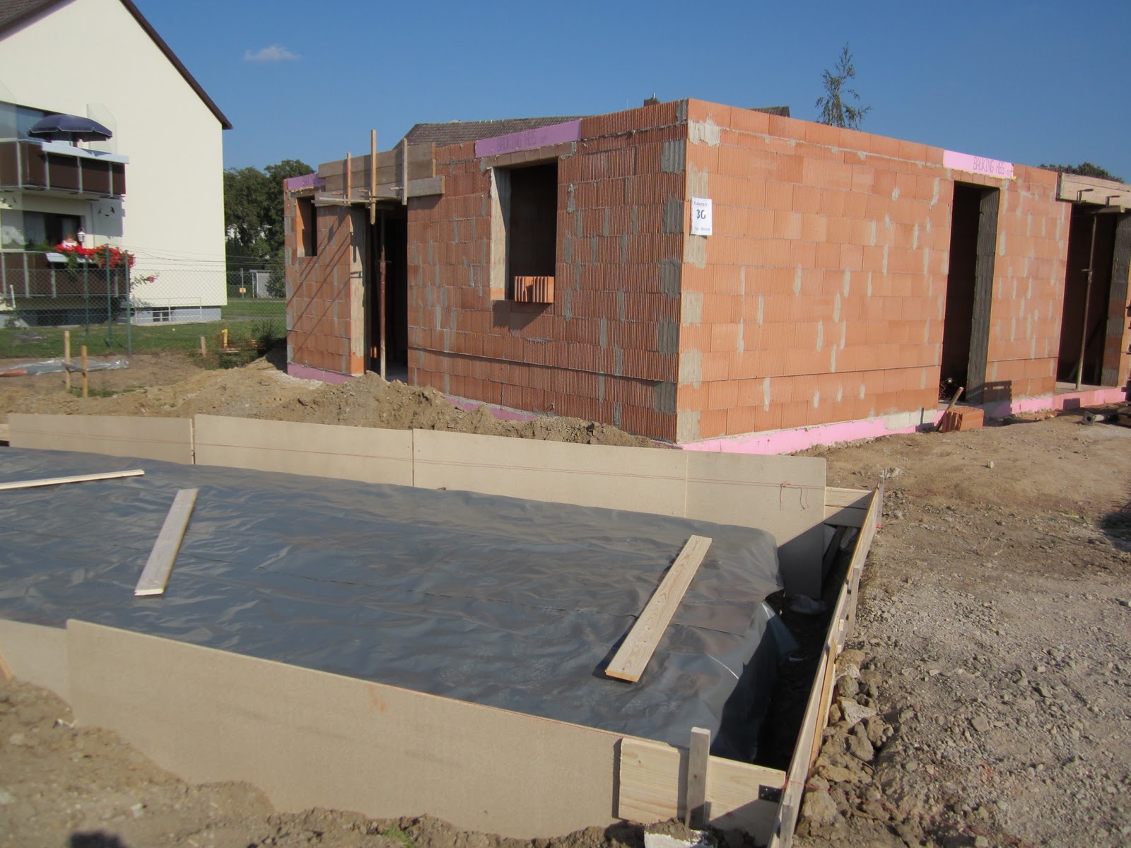 Unser Hausbau: Garage in Eigenleistung: Fundament/Bodenplatte-Tag 2
