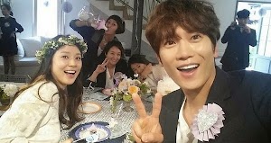 Lee Bo Young e Ji Sung compartilham fotos do baby chá de seu primeiro filho