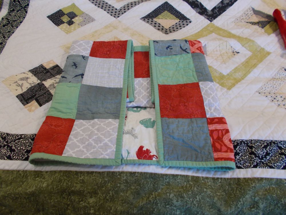 Kat & Cat Quilts Christmas Baby Quilt + How to Fold a Quilt for Gifting