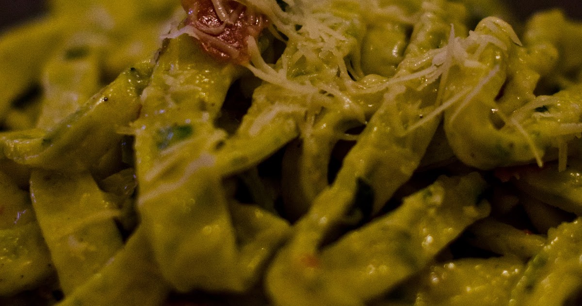 La grande abbuffata Stracci di pasta alle erbe con prosciutto e zucchine