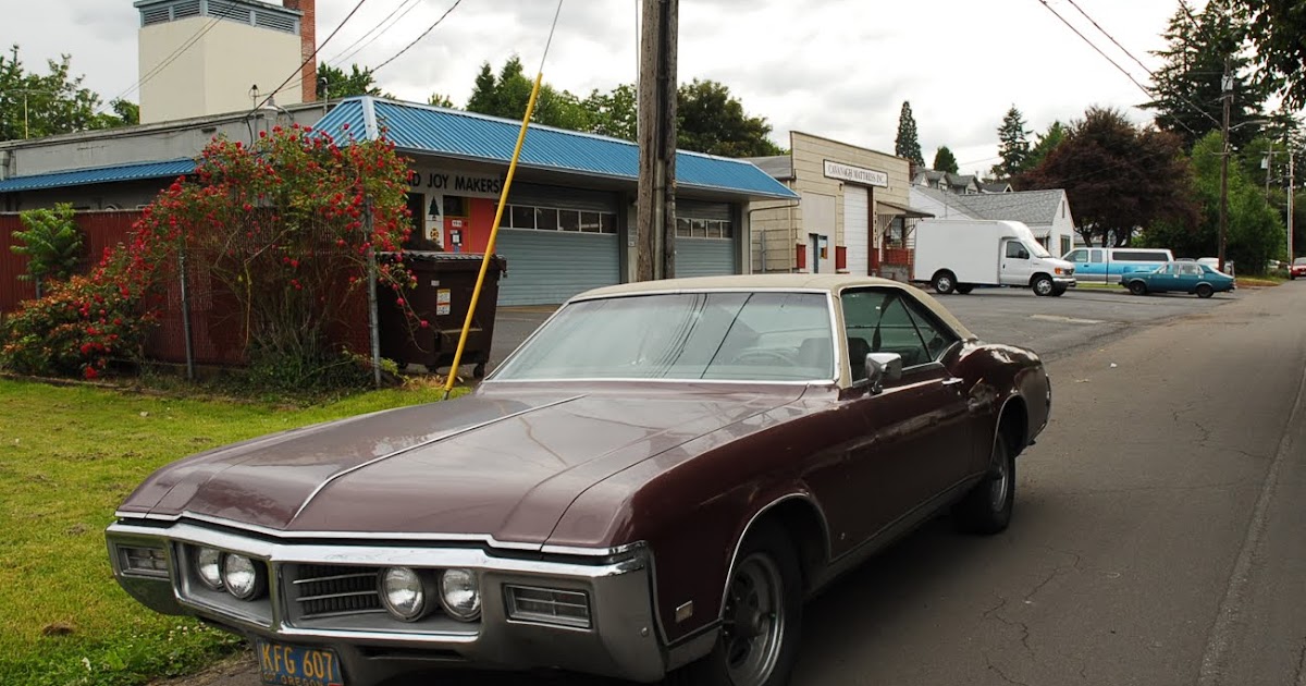 Old Parked Cars 1969 Buick Riviera