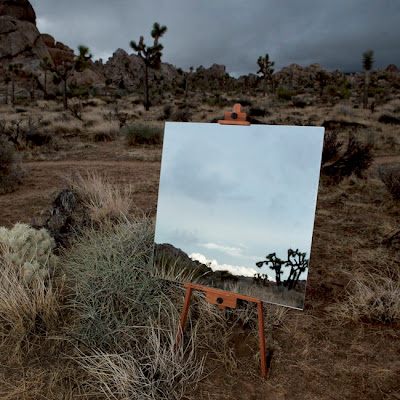 The Photograph in The Mirror That looks Like a Painting