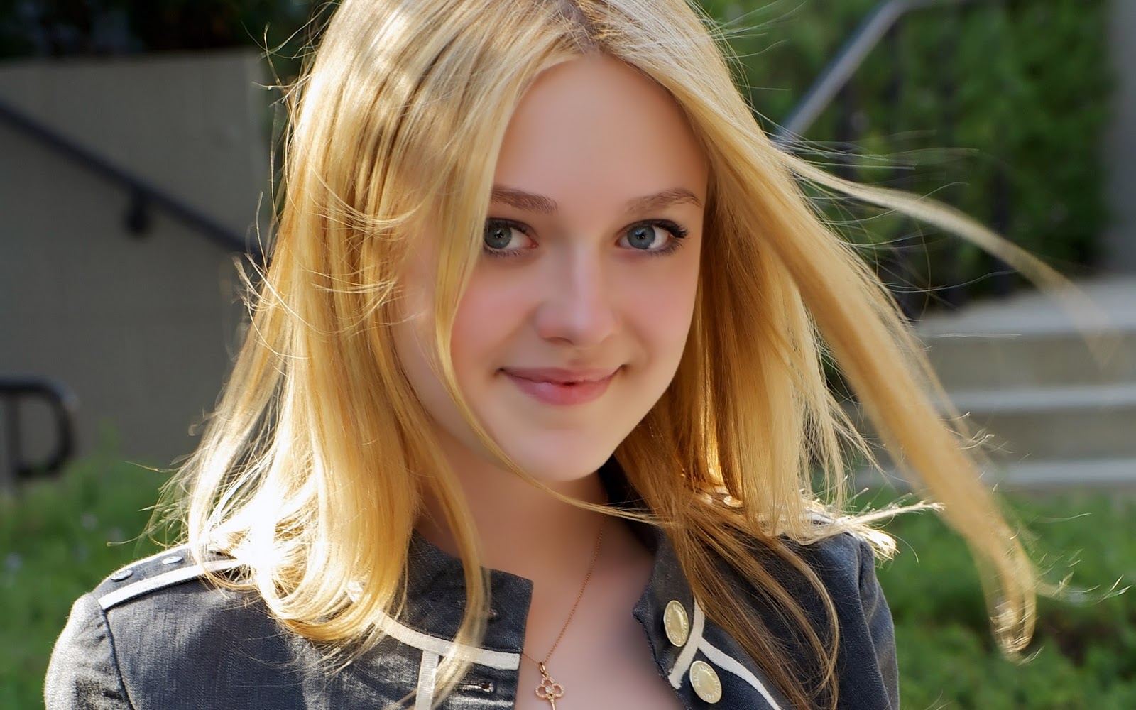 http://1.bp.blogspot.com/-VB87TfomXrI/TWIoSGkCbsI/AAAAAAAACsk/rr1UX1v2VEY/s1600/Dakota_Fanning_Wallpaper-hd-hot-02.jpg