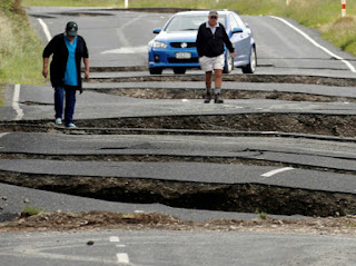 Scheuren in weg na aardbeving NZ