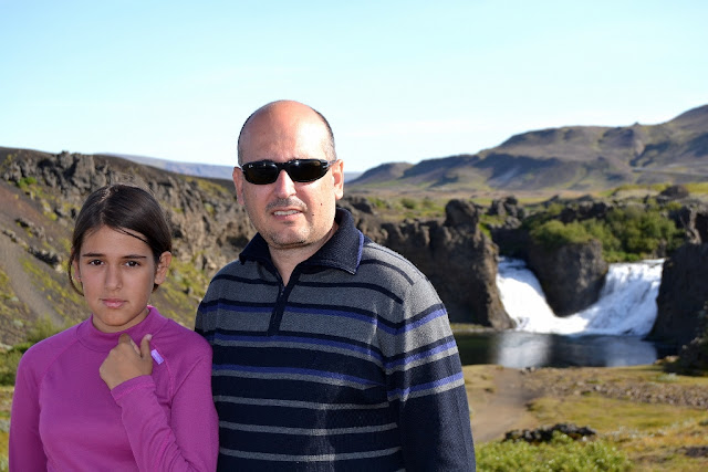 Clàudia y Àlex delante de las cataratas Hjalparfoss