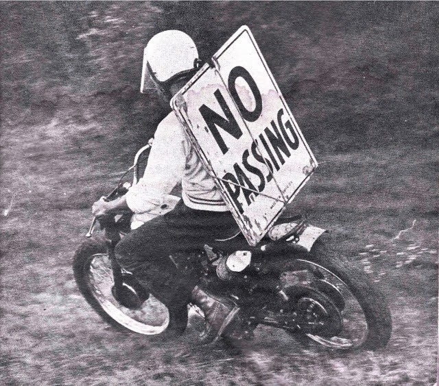 no_passing_motos_loucura.jpg