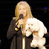 Η Μπάρμπρα Στρέιζαντ με τον σκύλο της στο θέατρο...