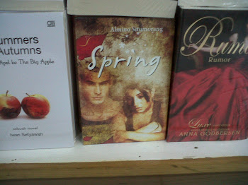 Novel gue "Spring" di rak toko buku