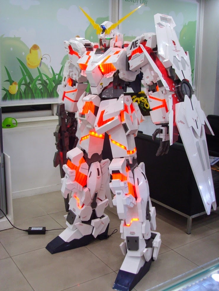 GUNDAM GUY Gundam Papercraft 6 Foot Tall Unicorn Gundam w/ LEDs