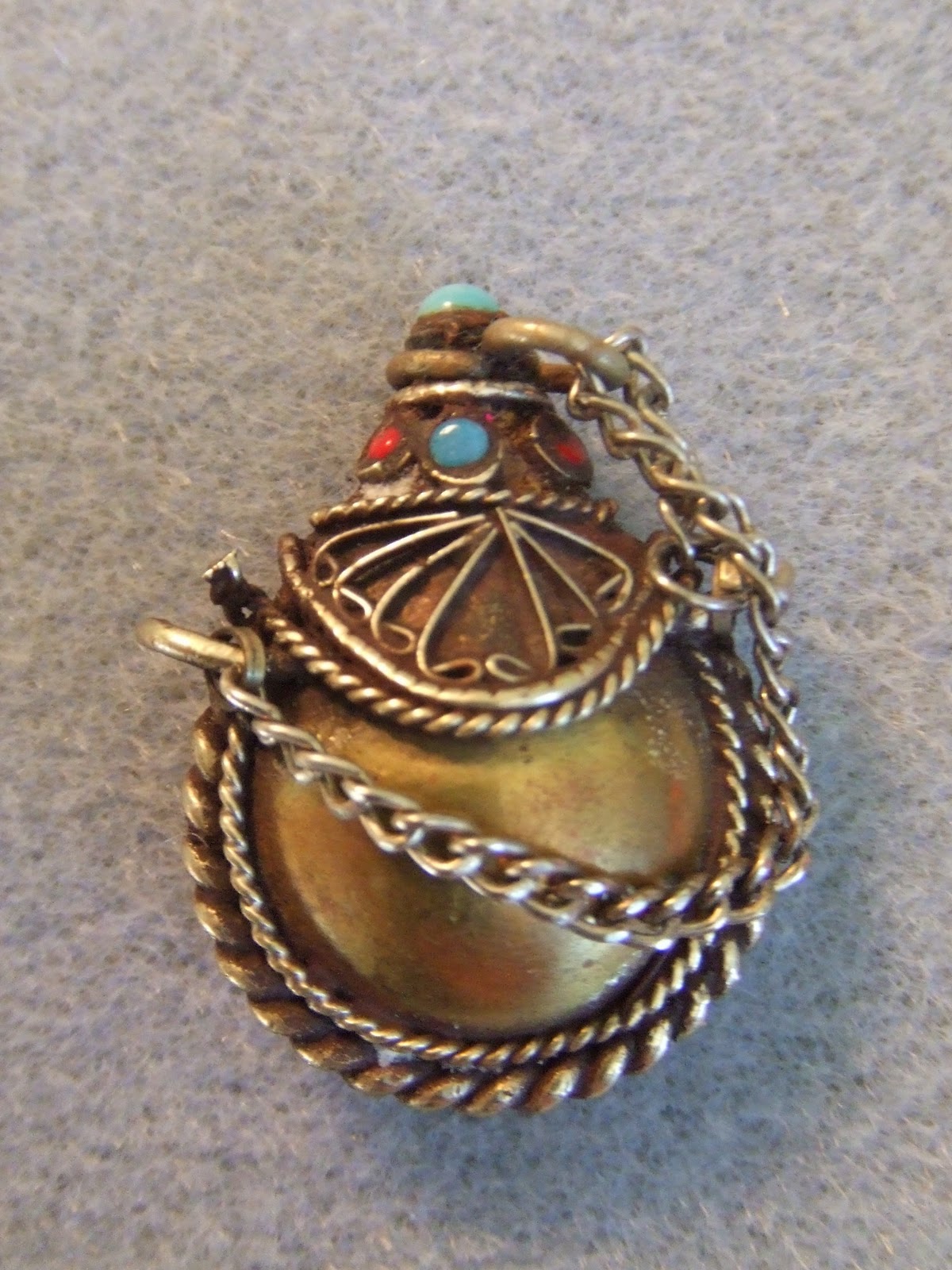 Ragnhilds cubicle ReStyle Sunday Egyptian souvenir turned necklace