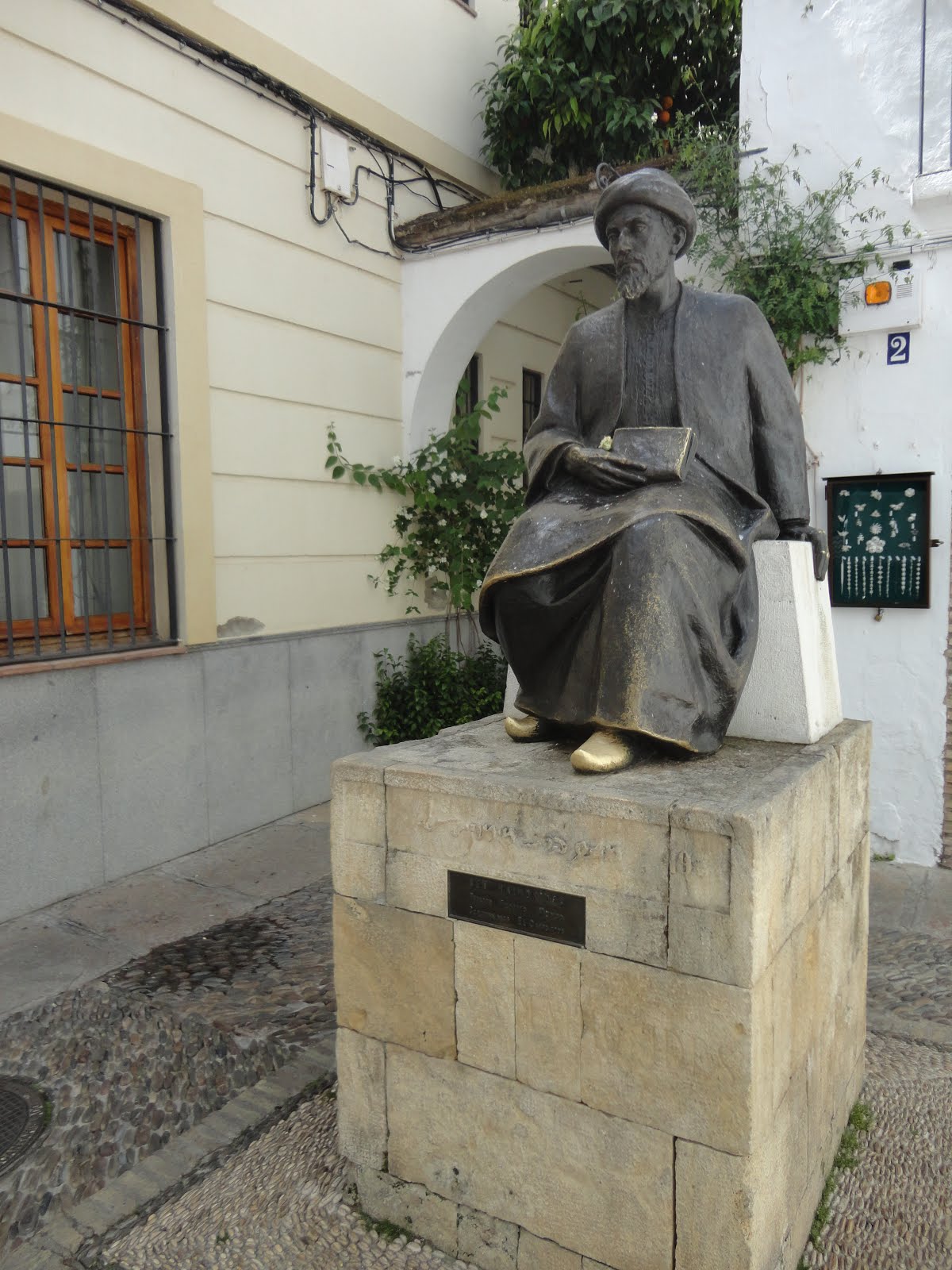 MONUMENTO A MAIMÓNIDES EN EL BARRIO JUDÍO DE CÓRDOBA