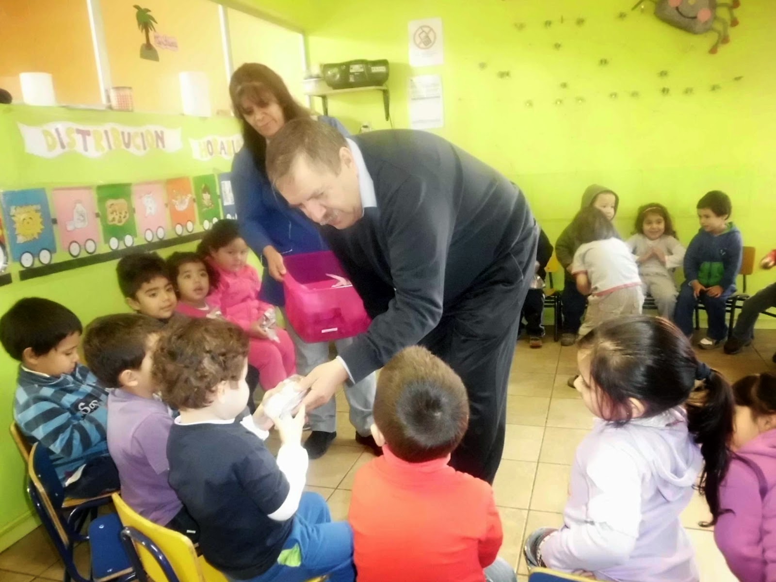 alcalde de bulnes compartio con ninos de sala cuna y jardin infantil mis primeros pasos de villa 3 de octube el bulnensino