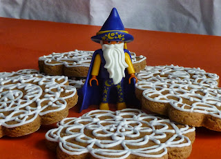 PlayMobile Wizard with highly decorated orlan and the bee gingerbread cookies