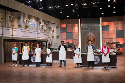 Os oito cozinheiros amadores aguardam a decisão final dos jurados para saber quem fica e quem deixa a competição. Crédito: Carlos Reinis/Band Os oito cozinheiros amadores aguardam a decisão final dos jurados para saber quem fica e quem deixa a competição. Crédito: Carlos Reinis/Band