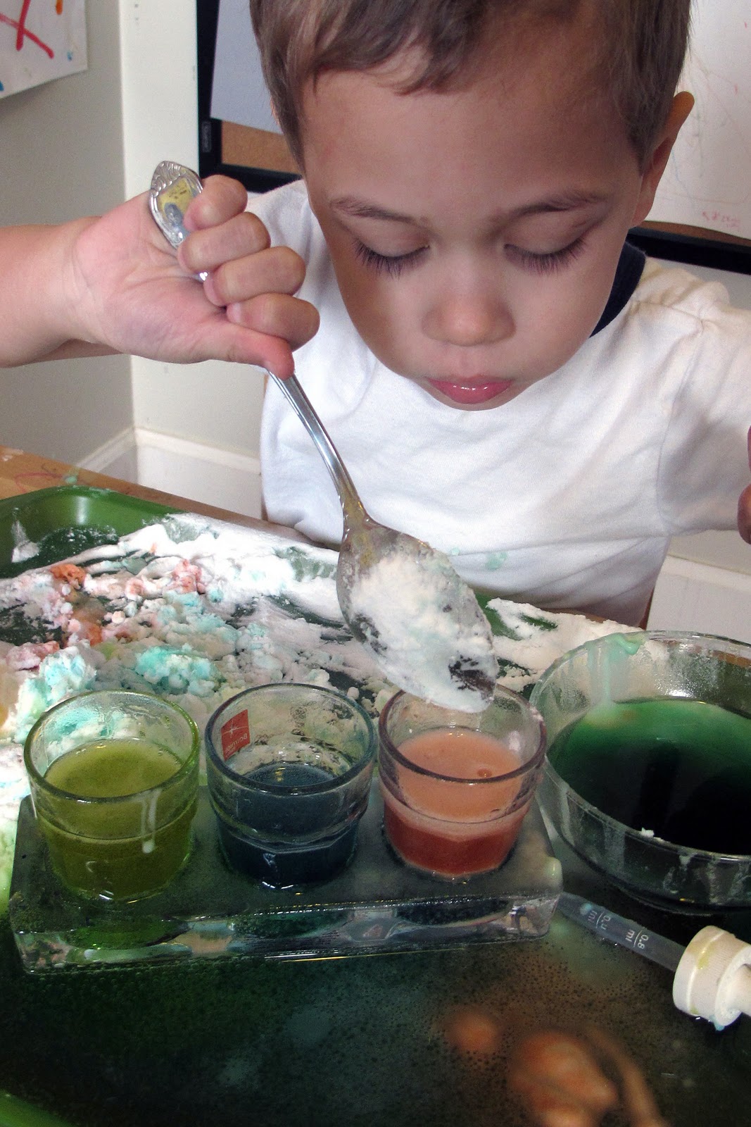 Peaceful Parenting Fizz, Fizz, Bubble, Bubble! Classic Baking Soda and Vinegar Experiment!