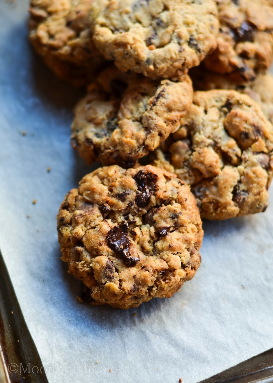 How to give// Fig, walnut and dark chocolate cookies The moonblush Baker