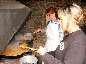 LA ESTHER I LA MONTSE FENT PAELLES