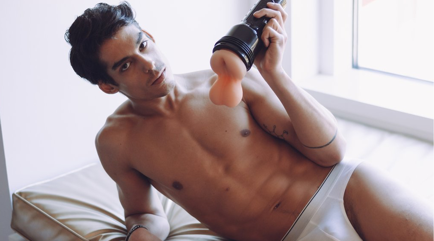 Женщина с натуральными батонами дрочит искусственым членом Женщина с натуральными батонами дрочит искусственым членом