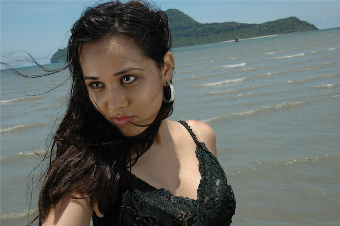 priyanka kothari aka nisha kothari ,armpit in beach unseen pics