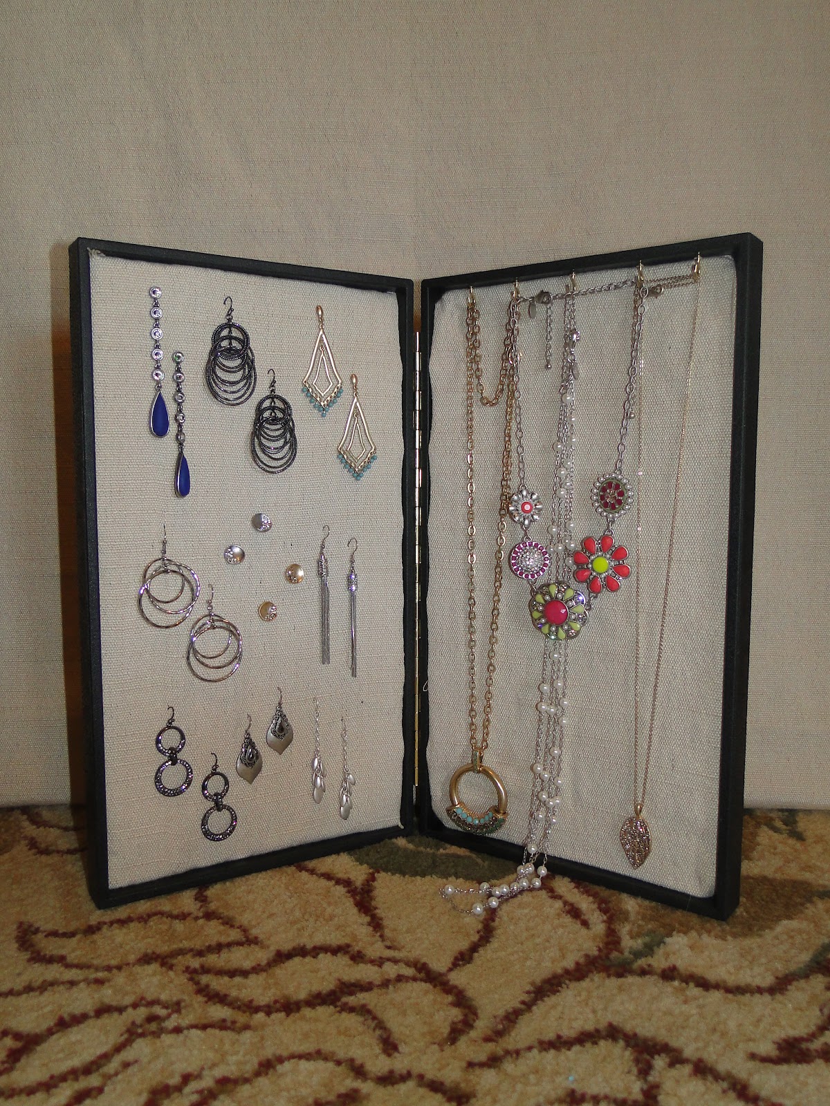 A Champagne Mind Jewelry Travel Display Case
