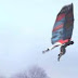 EL HOMBRE PÁJARO JARNO SMEETS CAUSA CONTROVERSIA CON SU VUELO DE PRUEBA A 300 PIES DE ALTURA