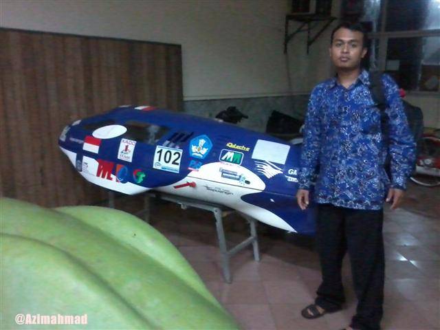 Kakak gua didepannya Sapu Angin ITS. Kendaraan Sapu Angin Buatan Mahasiswa ITS.