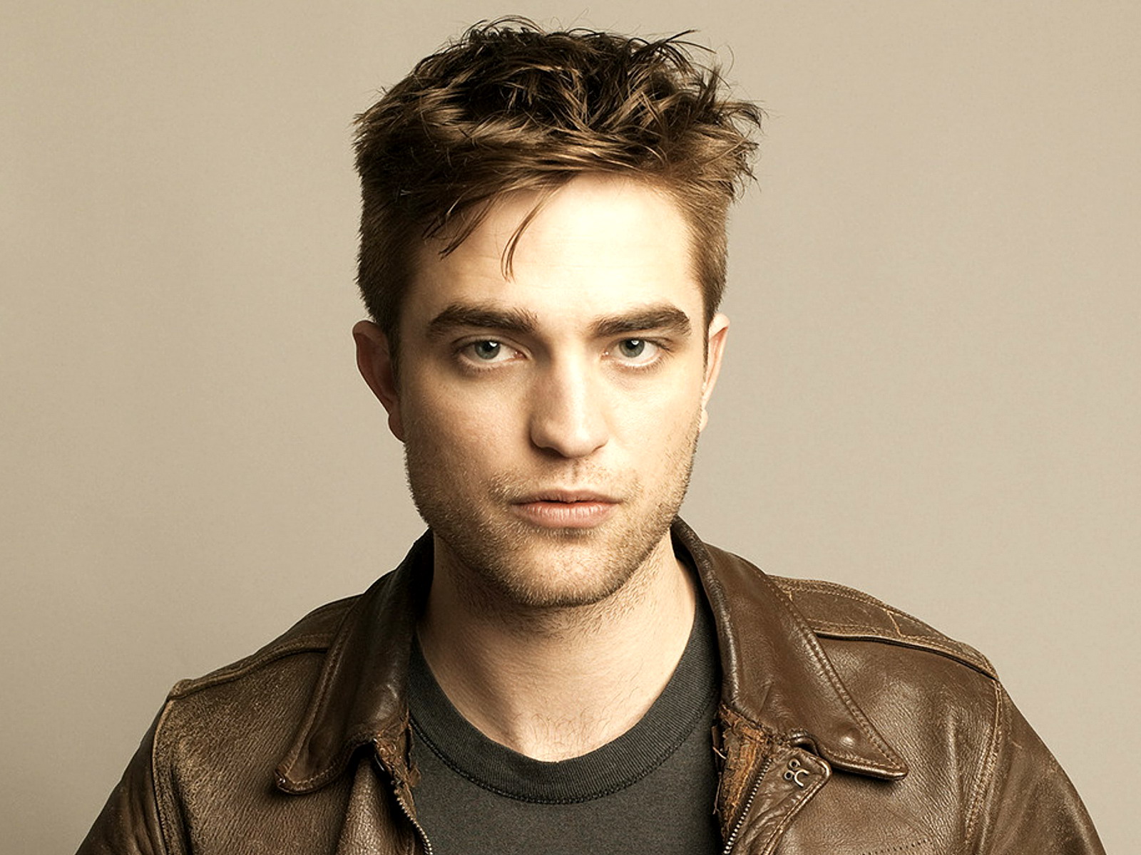 http://1.bp.blogspot.com/-VcnILVgDNhY/T8UEZsWWNcI/AAAAAAAAWmE/NQuUvX5TDUQ/s1600/Robert-Pattinson2.jpg