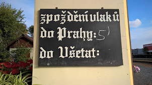 Retro tabule na nádraží Praha-Satalice