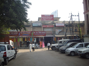 "CHIKAN CLOTHING FABRIC" shops, a famous Industry of Lucknow.