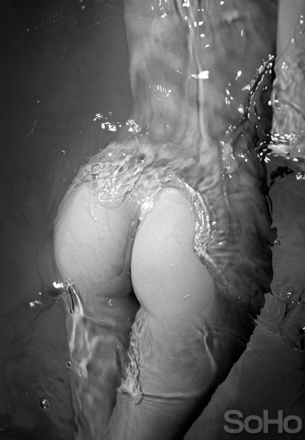 Мокрая голая женщина с сексуальным телом