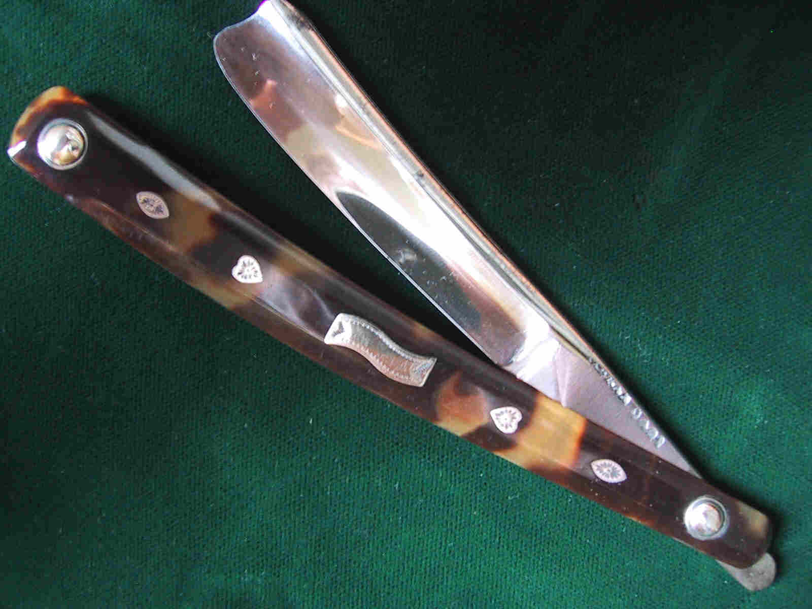 Deerthistle's Blitherings COLLECTING STRAIGHT RAZORS