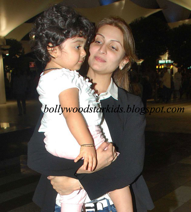 Bollywood Star Kids Neetu And Rishi Kapoor With Daughter Riddhima And Granddaughter Samara Riddhima kapoor sahni and her daughter samara sahni. bollywood star kids