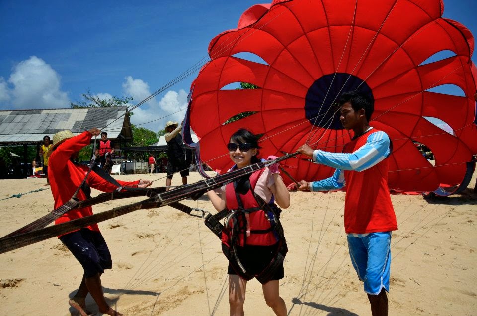 Tempat Wisata Di Bali : Parasailing Tanjung Benoa Bali